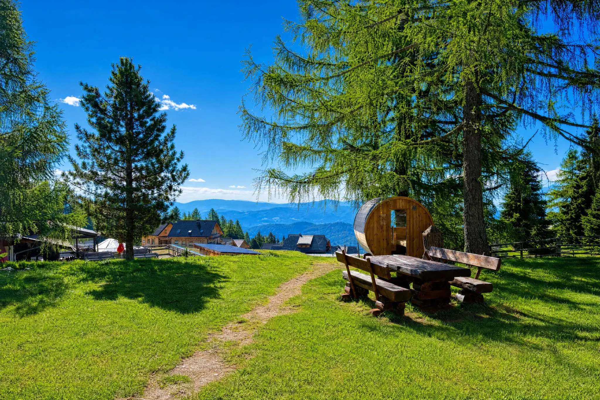 Hiking with dogs at Hochrindl — barrel sauna and mountain panorama Carinthia