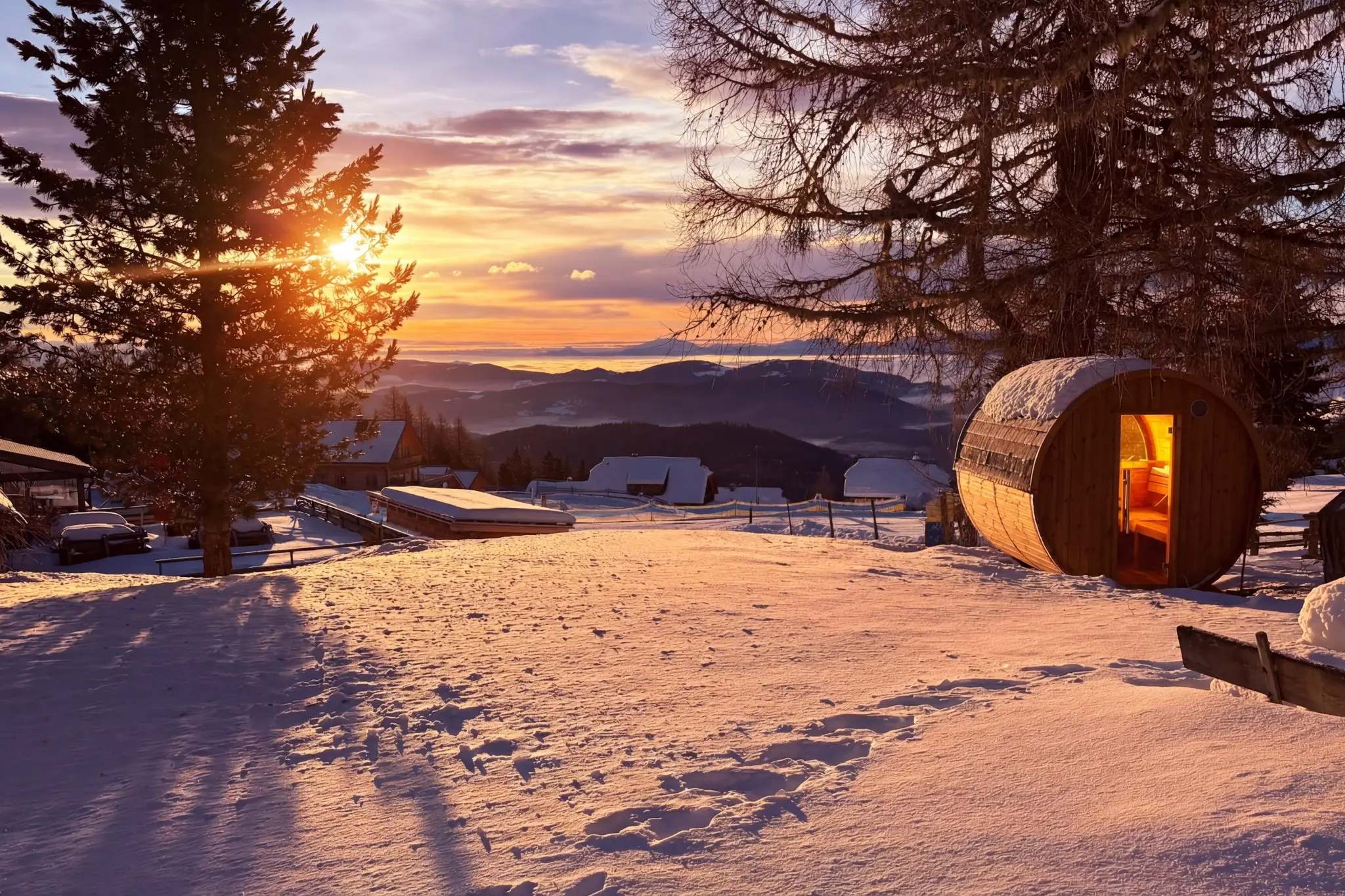 Berglodge Hochrindl Winter — Fasssauna mit Sonnenuntergang über den Gurktaler Alpen