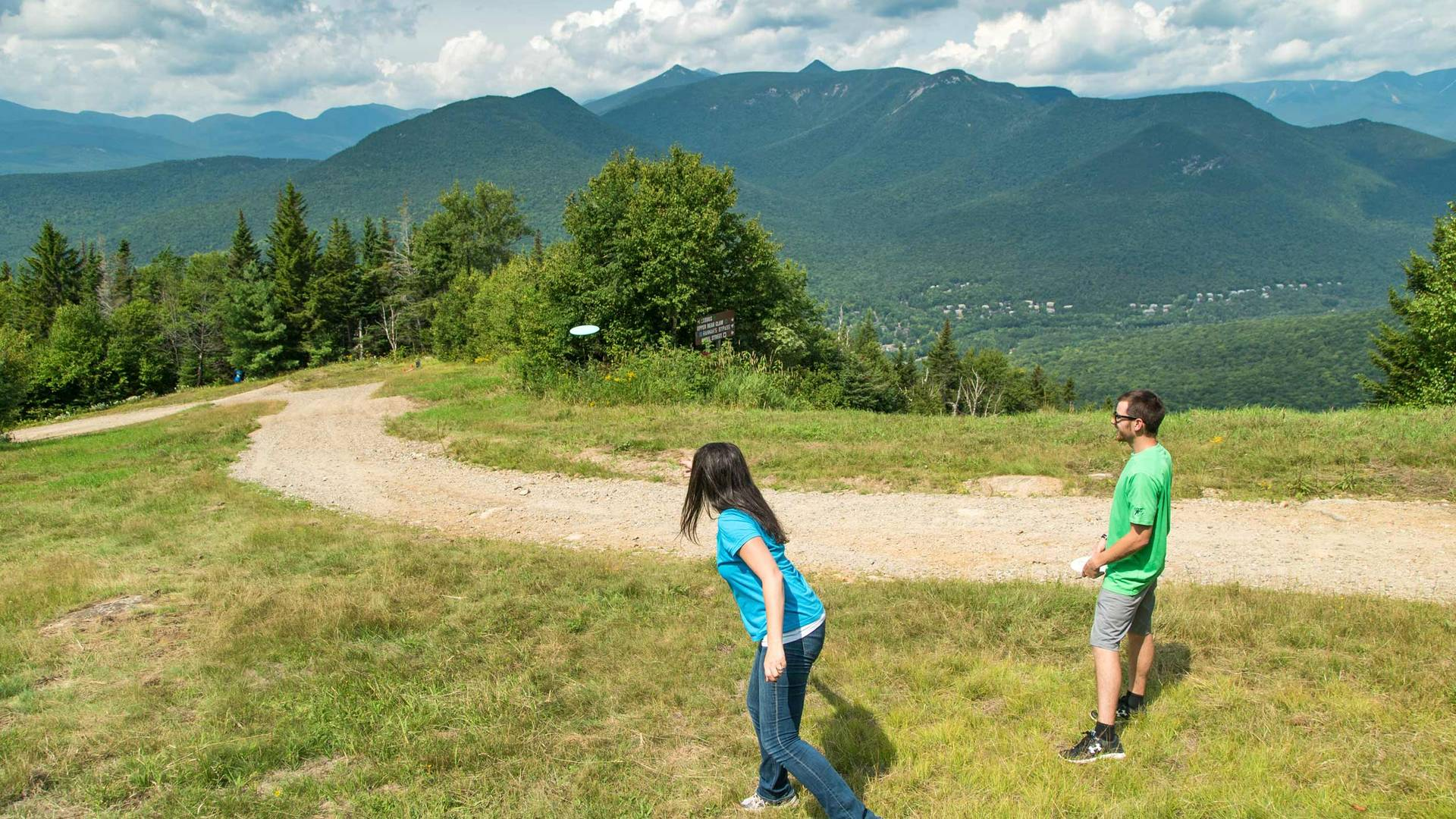 Disc Golf Hochrindl — Wurf vom Tee mit Bergpanorama